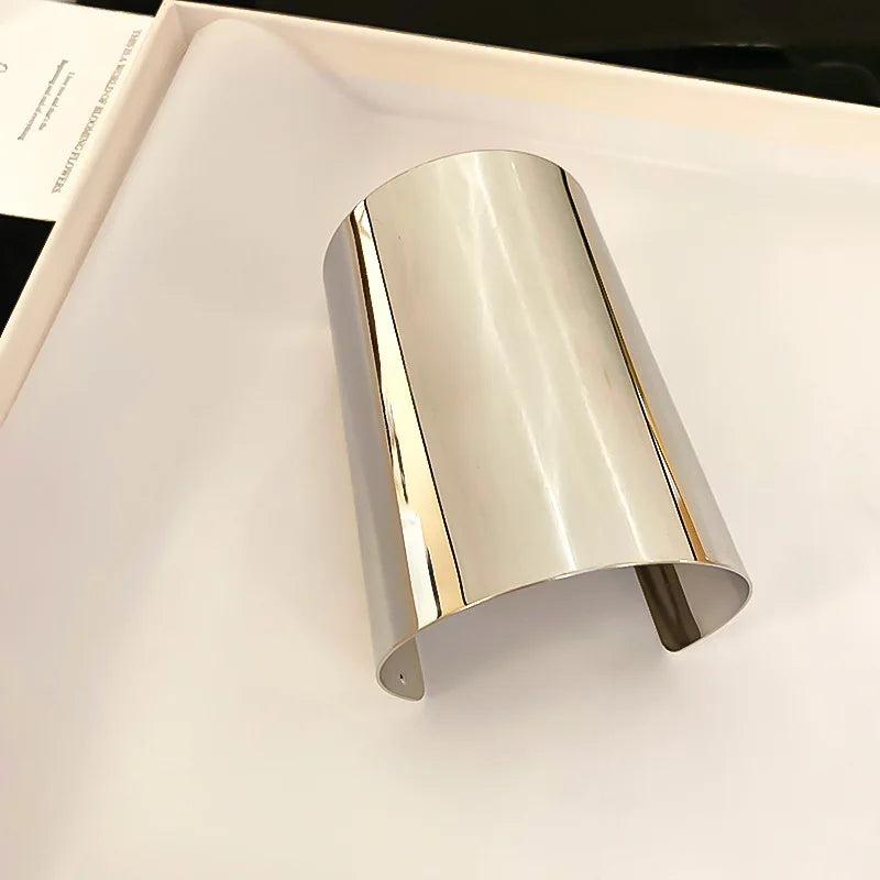 Minimalist Geometric Bangle Bracelet for Women
Elegant European & American Design | High-End Fashion Jewelry | Modern, Atmospheric Style | Perfect Gift for Her.