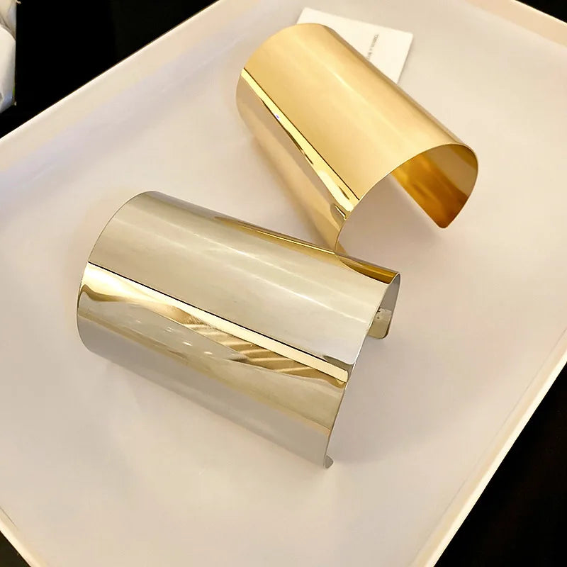 Minimalist Geometric Bangle Bracelet for Women
Elegant European & American Design | High-End Fashion Jewelry | Modern, Atmospheric Style | Perfect Gift for Her.