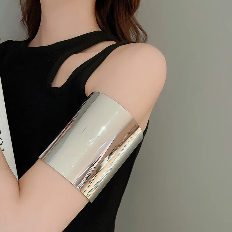 Minimalist Geometric Bangle Bracelet for Women
Elegant European & American Design | High-End Fashion Jewelry | Modern, Atmospheric Style | Perfect Gift for Her.