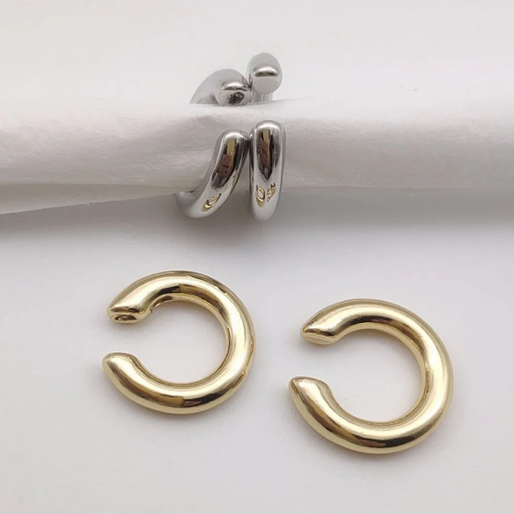 Add a touch of modern elegance with these minimalist gold ear cuffs. Designed in a sleek C-shape geometric style, they clip comfortably onto the ear—no piercing needed.